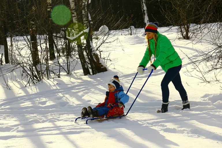 Sport d'hiver : faire de la luge enfant en toute sécurité 